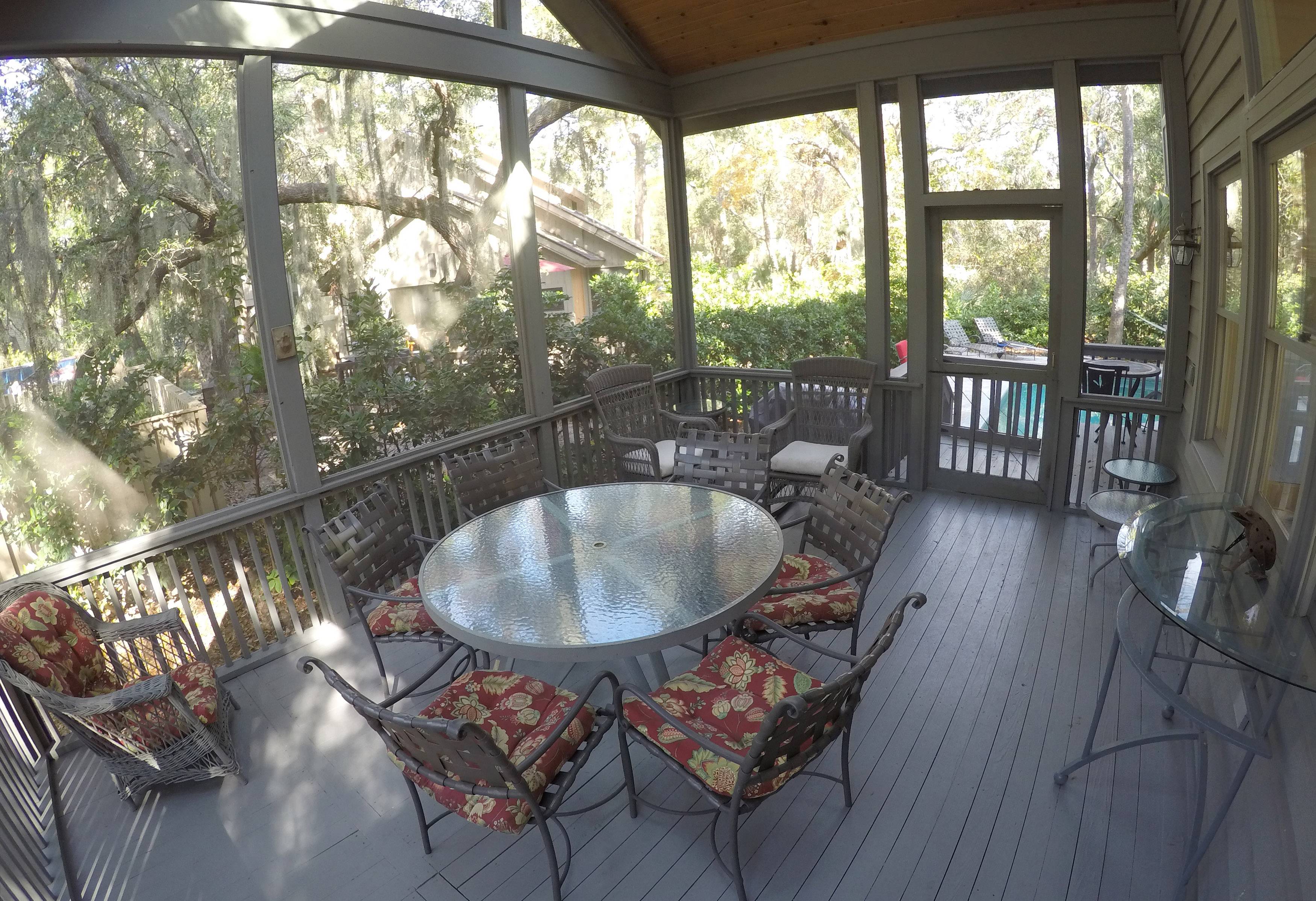 Screened porch with seating for 10